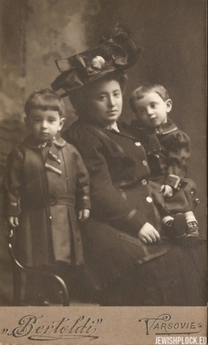 Estera Wajcman with her aunt Liba Fajga Żurkowska and a cousin, ca. 1909